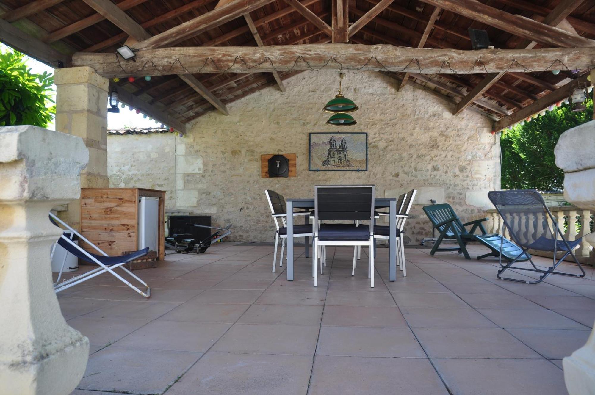 Le Hangar Saint-Jean-dʼAngély Екстериор снимка